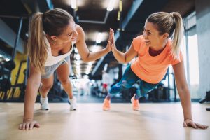 Damer som trener styrketrening sammen